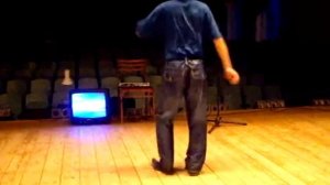 Парень танцует марийский танец