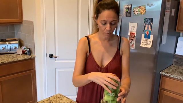 Celery Juice Video Demo Using a Nut Milk Bag смотреть онлайн