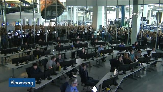 Watch SpaceX Make History With Rocket Landing on Drone Ship смотреть онлайн