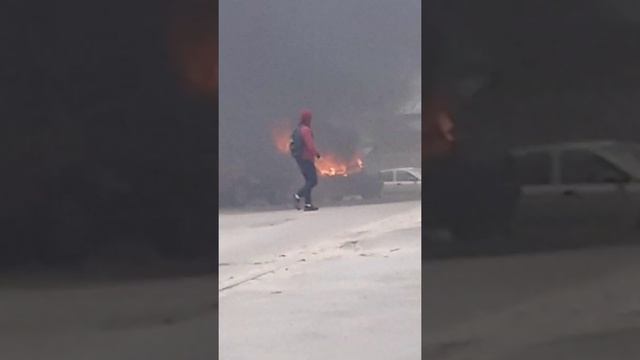 Загорелась машина.... Из видео был удалён звук и за слишком много м@та так как было много людей.... смотреть онлайн