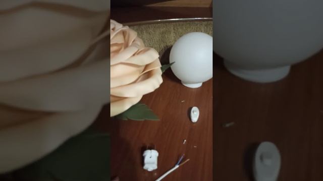 Как собирать стебель и проводку. МК роза из изолона смотреть онлайн