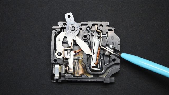 Circuit Breaker Won't Reset or Keeps Tripping! (Common Problems) смотреть онлайн