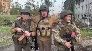 ??Бибер и Долик на страже Бахмута

Пригожин оставил двух своих "телохранителей" в освобожденном го