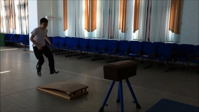 Опорный прыжок через гимнастического козла 