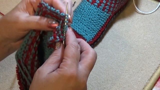 Очень красивые тапочки, связаные спицами. Или носочки! смотреть онлайн