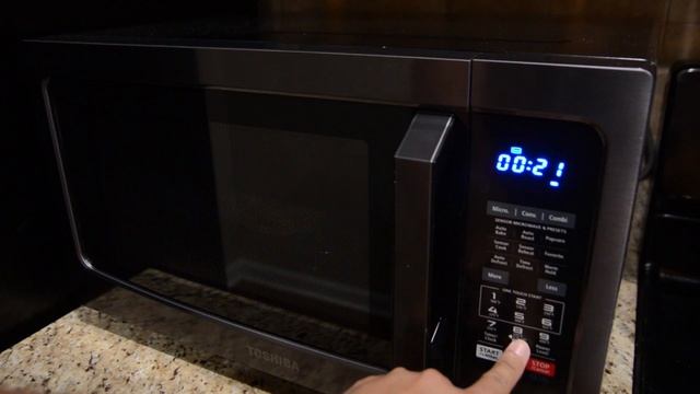 Making Pizza & Muffins in the Toshiba Convection Microwave смотреть онлайн
