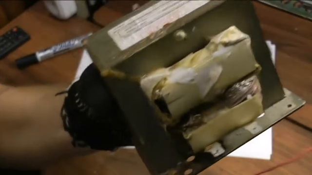 трансформатор из микроволновки - готовая мухобойка. смотреть онлайн