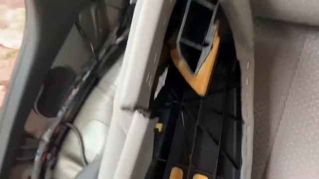 Решение проблемы не подключённой розетки прикуривателя, снятие обшивки багажника. смотреть онлайн