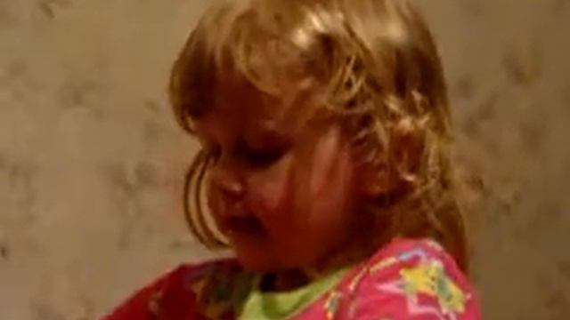 Маленькая девочка,Вика рассказывает стишки!!! смотреть онлайн