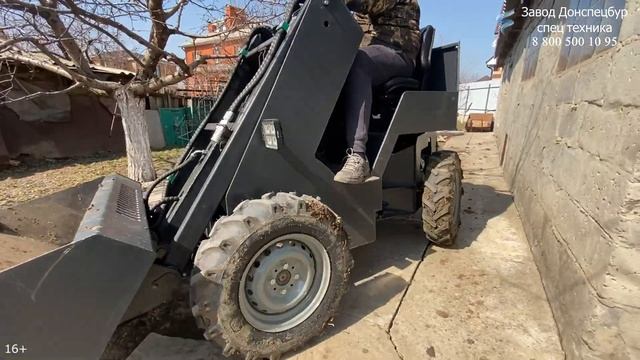 Мини погрузчик в паре с мини экскаватором Land Digger на реальном объекте смотреть онлайн