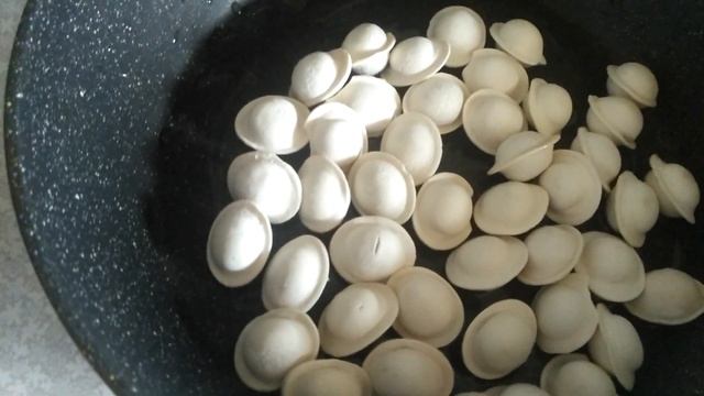 Жареные пельмени с яйцом,помидорами и сыром смотреть онлайн