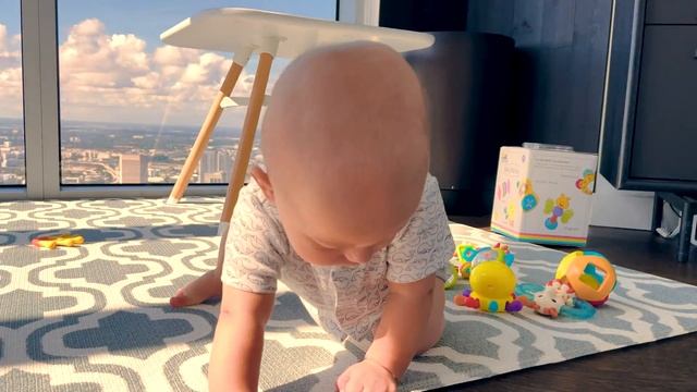 Дэвид впервые сел!