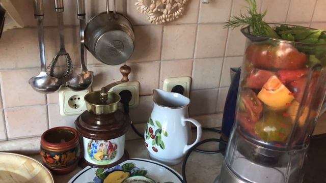Холодный суп из томатов , зелени, специй смотреть онлайн