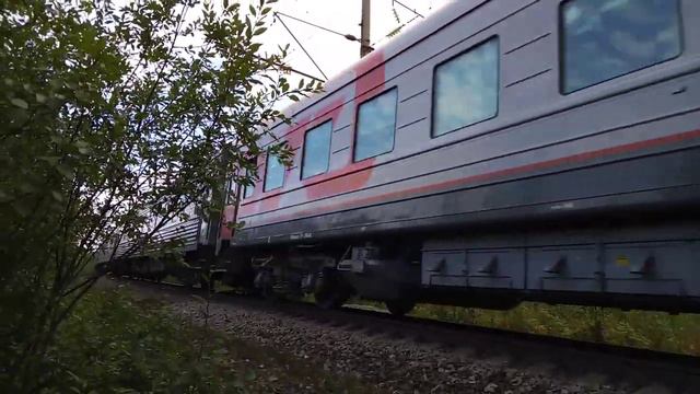Электровоз ЭП1-049 с пассажирским поездом прибывает на ст Надвоицы. смотреть онлайн