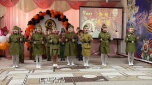 песня "День Победы-яркий праздник" муз. и аранж. Е. Обуховой исполняют дети 4-6 лет