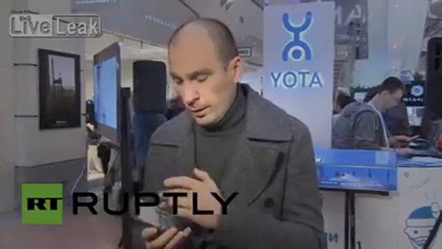 Russia: YotaPhone 2 smartphone goes on sale in Moscow смотреть онлайн