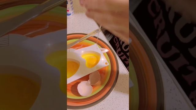 Яичница в формочках в виде сердечек. Быстрый и легкий рецепт✨ смотреть онлайн