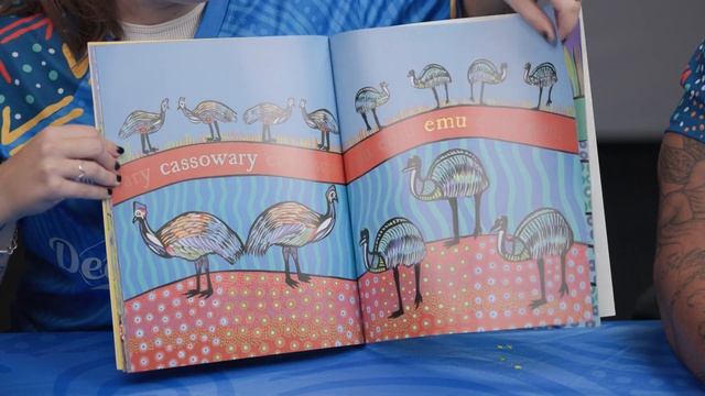 Kangaroo and Crocodile: Big Book of Animals смотреть онлайн