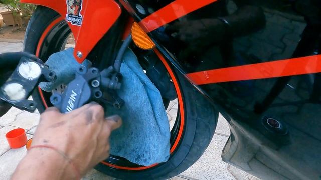 Replacing Front Brake Pads on CBR 600 F4 смотреть онлайн