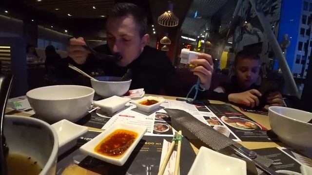 ОБЗОР НА РАМЕН С МАМОЙ  / КУШАЕМ / ДЕГУСТИРУЕМ