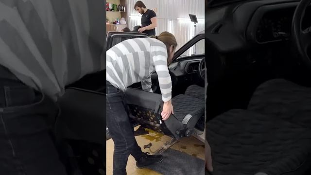 Вот как правильно химчистить салон?#химчисткаавто #химчисткасалона смотреть онлайн