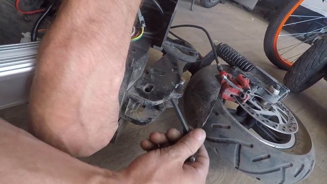 Ремонт электросамоката Kugoo M4 Pro. Люфт складного механизма. смотреть онлайн