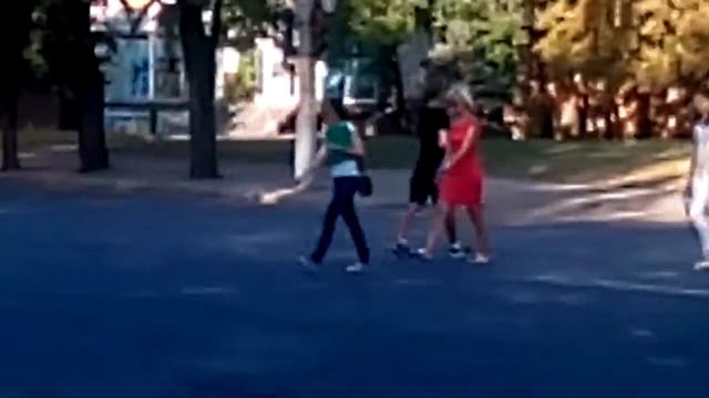 Кривой Рог Женщина в красном платье. смотреть онлайн