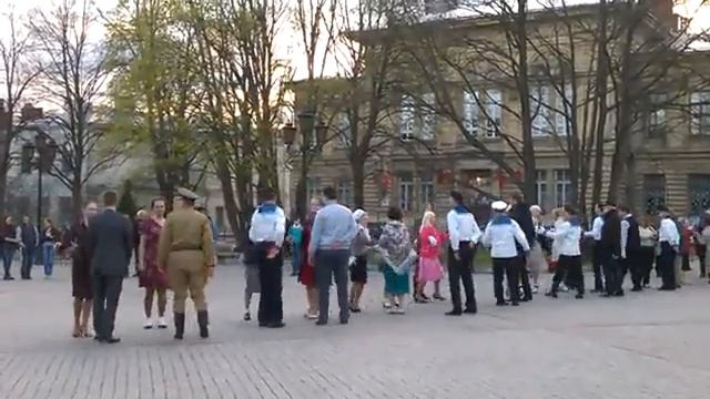 Бал Победы на площади Выборгских полков в Выборге смотреть онлайн
