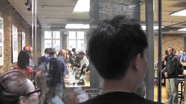 Apple Store Covent Garden FULL Tour (HD) with Commentary смотреть онлайн