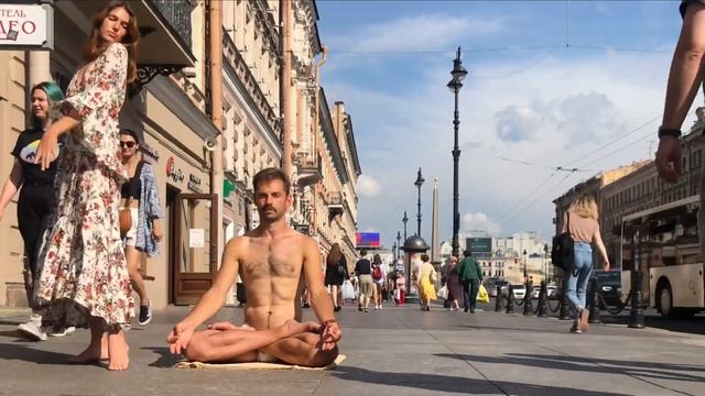 Йог, медитирующий посреди Невского проспекта смотреть онлайн