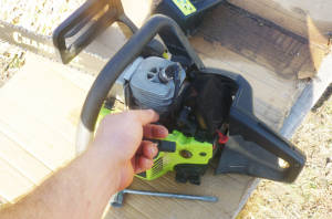 Бензопила глохнет при нажатии на газ, ищем подсос воздуха простым способом