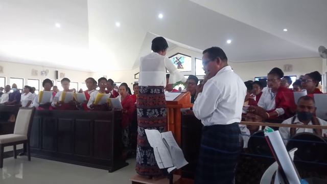 Koor pakai musik tradisional Umat Stasi Wetakara, Maumere. смотреть онлайн