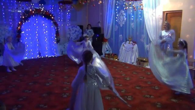 Танец Снежных Бабочек и Зажигание елки Вальс Снежных хлопьев П. И. Чайковского, фрагмент смотреть онлайн