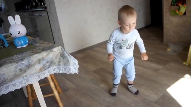 А как вы учились танцевать с зайчиком Alilo? смотреть онлайн