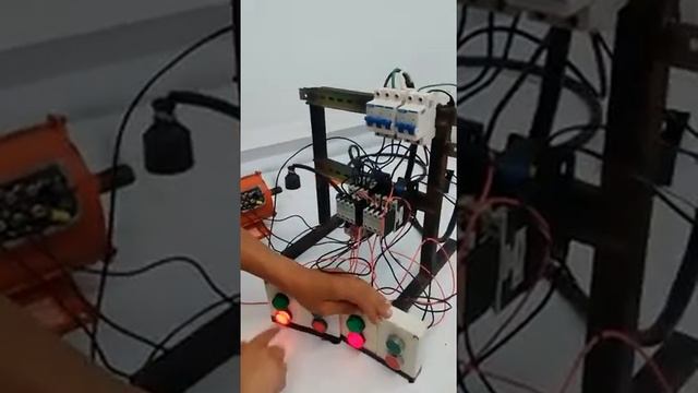 Circuito 3.1 Motor Asíncrono Trifásico Inversor de Giro смотреть онлайн