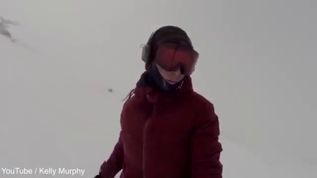 Сноубордистка не заметила гнавшегося за ней медведя смотреть онлайн