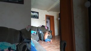 Мальчик не хочет читать и из- за этого его не пускает,