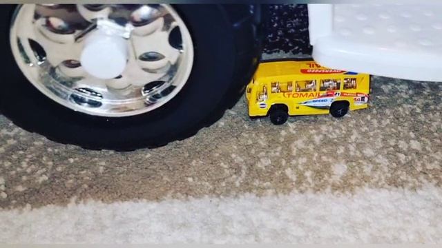 Машина случайно раздавила автобус. Давилки смотреть онлайн