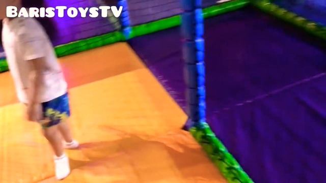 Baris in Fun Indoor Playground Arcade, Amusement Park, Rides, Slide, Toys & Cars | BarisToysTV смотреть онлайн