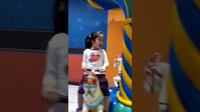 Full fun at Mary Go Around смотреть онлайн