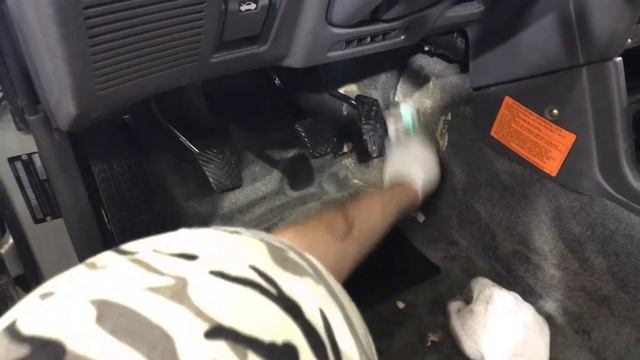 Легкая химчистка салона старенького автомобиля Mitsubishi Pajero 3. Уборка, чистка, сушка