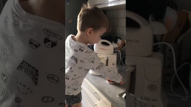 Маленький повар. Ну оОчень вкусные блины от Тимофея. смотреть онлайн