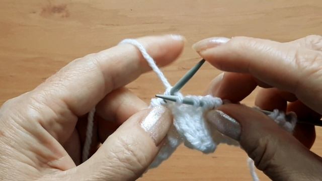 Вяжем спицами красивую повязку на голову. смотреть онлайн