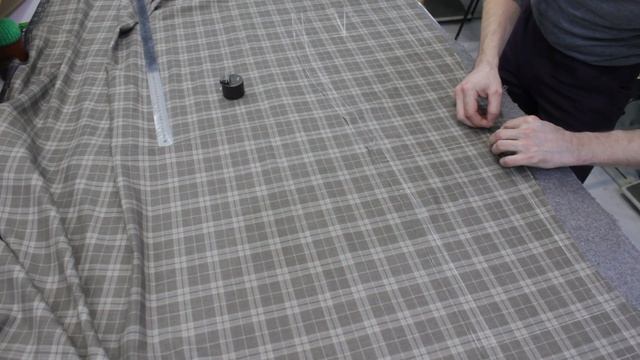 Как раскроить брюки из ткани в клетку? | Брюки #3 смотреть онлайн