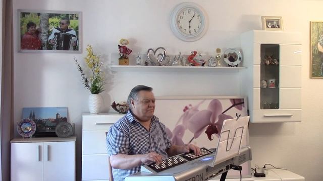 Mуз.И.Дунаевский"Как много девушек хороших"исп.В.Мозбах. смотреть онлайн