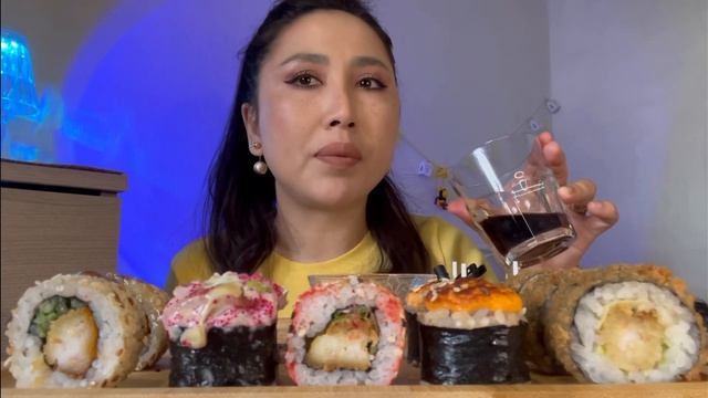 МУКБАНГ •роллы?•суши?•МИНУСЫ Москвы?• смотреть онлайн