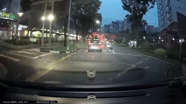 SLV9776C HONDA SHUTTLE failing to give way at junction смотреть онлайн