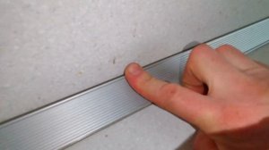 Ставим плинтус между фартуком и столешницей.