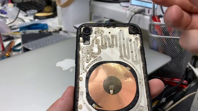 Ковыряем iPhone XR ножом - что бы снять стекло под замену! смотреть онлайн