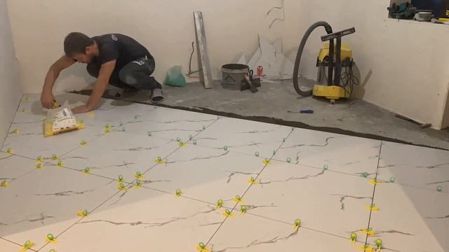 Укладка плитки 60х60 на пол по диагонали единым контуром с помощью СВП 3D крестики смотреть онлайн